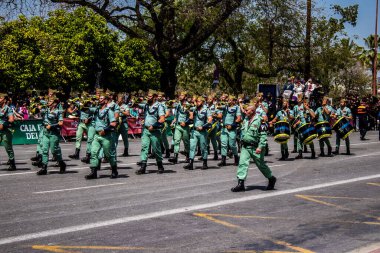 Seville, İspanya - 01 Mayıs 2022 İspanyol Lejyonu 'ndan profesyonel askerlerin geçidi, İspanyol Ordusu' nun bu askeri birliği Feria 'nın fırlatılması için Seville sokaklarında geçit töreni düzenliyor.