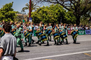 Seville, İspanya - 01 Mayıs 2022 İspanyol Lejyonu 'ndan profesyonel askerlerin geçidi, İspanyol Ordusu' nun bu askeri birliği Feria 'nın fırlatılması için Seville sokaklarında geçit töreni düzenliyor.