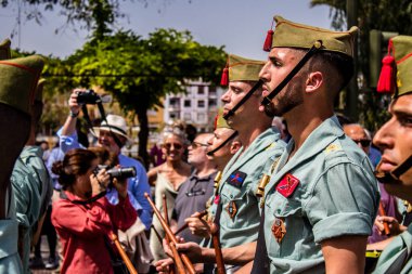 Seville, İspanya - 01 Mayıs 2022 İspanyol Lejyonu 'ndan profesyonel askerlerin geçidi, İspanyol Ordusu' nun bu askeri birliği Feria 'nın fırlatılması için Seville sokaklarında geçit töreni düzenliyor.