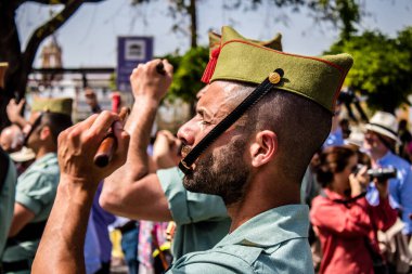 Seville, İspanya - 01 Mayıs 2022 İspanyol Lejyonu 'ndan profesyonel askerlerin geçidi, İspanyol Ordusu' nun bu askeri birliği Feria 'nın fırlatılması için Seville sokaklarında geçit töreni düzenliyor.