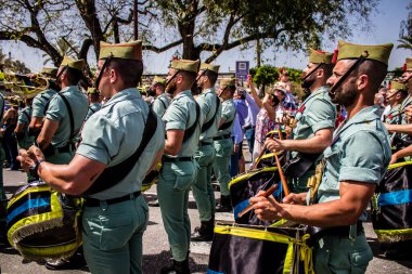 Seville, İspanya - 01 Mayıs 2022 İspanyol Lejyonu 'ndan profesyonel askerlerin geçidi, İspanyol Ordusu' nun bu askeri birliği Feria 'nın fırlatılması için Seville sokaklarında geçit töreni düzenliyor.