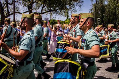 Seville, İspanya - 01 Mayıs 2022 İspanyol Lejyonu 'ndan profesyonel askerlerin geçidi, İspanyol Ordusu' nun bu askeri birliği Feria 'nın fırlatılması için Seville sokaklarında geçit töreni düzenliyor.