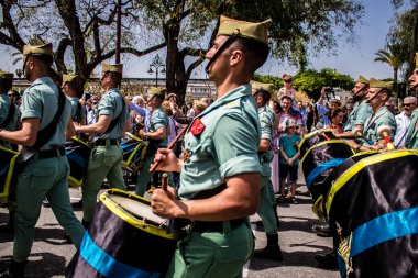 Seville, İspanya - 01 Mayıs 2022 İspanyol Lejyonu 'ndan profesyonel askerlerin geçidi, İspanyol Ordusu' nun bu askeri birliği Feria 'nın fırlatılması için Seville sokaklarında geçit töreni düzenliyor.