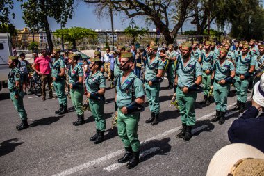 Seville, İspanya - 01 Mayıs 2022 İspanyol Lejyonu 'ndan profesyonel askerlerin geçidi, İspanyol Ordusu' nun bu askeri birliği Feria 'nın fırlatılması için Seville sokaklarında geçit töreni düzenliyor.