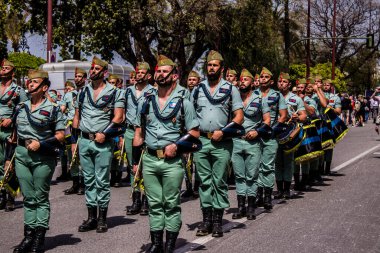 Seville, İspanya - 01 Mayıs 2022 İspanyol Lejyonu 'ndan profesyonel askerlerin geçidi, İspanyol Ordusu' nun bu askeri birliği Feria 'nın fırlatılması için Seville sokaklarında geçit töreni düzenliyor.