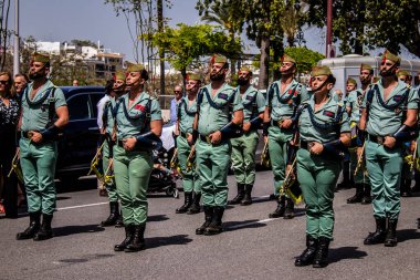 Seville, İspanya - 01 Mayıs 2022 İspanyol Lejyonu 'ndan profesyonel askerlerin geçidi, İspanyol Ordusu' nun bu askeri birliği Feria 'nın fırlatılması için Seville sokaklarında geçit töreni düzenliyor.