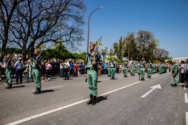 Seville, İspanya - 01 Mayıs 2022 İspanyol Lejyonu 'ndan profesyonel askerlerin geçidi, İspanyol Ordusu' nun bu askeri birliği Feria 'nın fırlatılması için Seville sokaklarında geçit töreni düzenliyor.