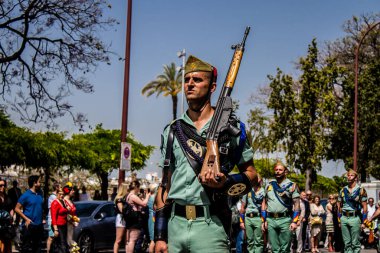 Seville, İspanya - 01 Mayıs 2022 İspanyol Lejyonu 'ndan profesyonel askerlerin geçidi, İspanyol Ordusu' nun bu askeri birliği Feria 'nın fırlatılması için Seville sokaklarında geçit töreni düzenliyor.