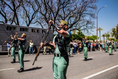 Seville, İspanya - 01 Mayıs 2022 İspanyol Lejyonu 'ndan profesyonel askerlerin geçidi, İspanyol Ordusu' nun bu askeri birliği Feria 'nın fırlatılması için Seville sokaklarında geçit töreni düzenliyor.