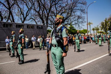 Seville, İspanya - 01 Mayıs 2022 İspanyol Lejyonu 'ndan profesyonel askerlerin geçidi, İspanyol Ordusu' nun bu askeri birliği Feria 'nın fırlatılması için Seville sokaklarında geçit töreni düzenliyor.