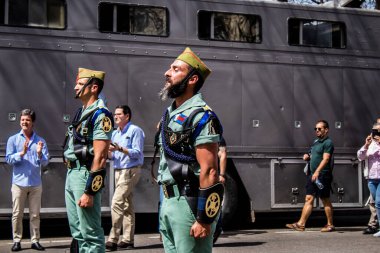 Seville, İspanya - 01 Mayıs 2022 İspanyol Lejyonu 'ndan profesyonel askerlerin geçidi, İspanyol Ordusu' nun bu askeri birliği Feria 'nın fırlatılması için Seville sokaklarında geçit töreni düzenliyor.