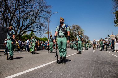 Seville, İspanya - 01 Mayıs 2022 İspanyol Lejyonu 'ndan profesyonel askerlerin geçidi, İspanyol Ordusu' nun bu askeri birliği Feria 'nın fırlatılması için Seville sokaklarında geçit töreni düzenliyor.