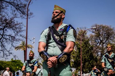Seville, İspanya - 01 Mayıs 2022 İspanyol Lejyonu 'ndan profesyonel askerlerin geçidi, İspanyol Ordusu' nun bu askeri birliği Feria 'nın fırlatılması için Seville sokaklarında geçit töreni düzenliyor.
