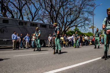Seville, İspanya - 01 Mayıs 2022 İspanyol Lejyonu 'ndan profesyonel askerlerin geçidi, İspanyol Ordusu' nun bu askeri birliği Feria 'nın fırlatılması için Seville sokaklarında geçit töreni düzenliyor.