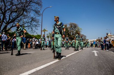 Seville, İspanya - 01 Mayıs 2022 İspanyol Lejyonu 'ndan profesyonel askerlerin geçidi, İspanyol Ordusu' nun bu askeri birliği Feria 'nın fırlatılması için Seville sokaklarında geçit töreni düzenliyor.