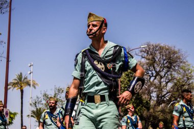 Seville, İspanya - 01 Mayıs 2022 İspanyol Lejyonu 'ndan profesyonel askerlerin geçidi, İspanyol Ordusu' nun bu askeri birliği Feria 'nın fırlatılması için Seville sokaklarında geçit töreni düzenliyor.