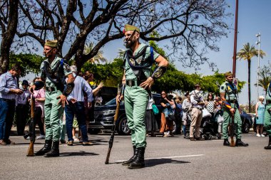 Seville, İspanya - 01 Mayıs 2022 İspanyol Lejyonu 'ndan profesyonel askerlerin geçidi, İspanyol Ordusu' nun bu askeri birliği Feria 'nın fırlatılması için Seville sokaklarında geçit töreni düzenliyor.