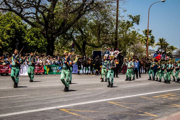 Seville, İspanya - 01 Mayıs 2022 İspanyol Lejyonu 'ndan profesyonel askerlerin geçidi, İspanyol Ordusu' nun bu askeri birliği Feria 'nın fırlatılması için Seville sokaklarında geçit töreni düzenliyor.