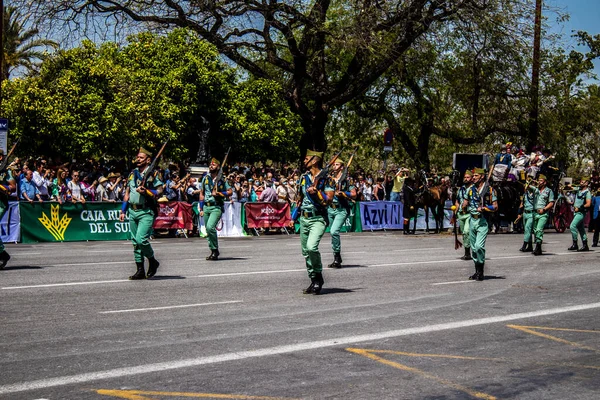 Seville, İspanya - 01 Mayıs 2022 İspanyol Lejyonu 'ndan profesyonel askerlerin geçidi, İspanyol Ordusu' nun bu askeri birliği Feria 'nın fırlatılması için Seville sokaklarında geçit töreni düzenliyor.