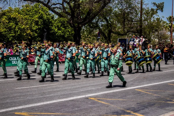 Seville, İspanya - 01 Mayıs 2022 İspanyol Lejyonu 'ndan profesyonel askerlerin geçidi, İspanyol Ordusu' nun bu askeri birliği Feria 'nın fırlatılması için Seville sokaklarında geçit töreni düzenliyor.