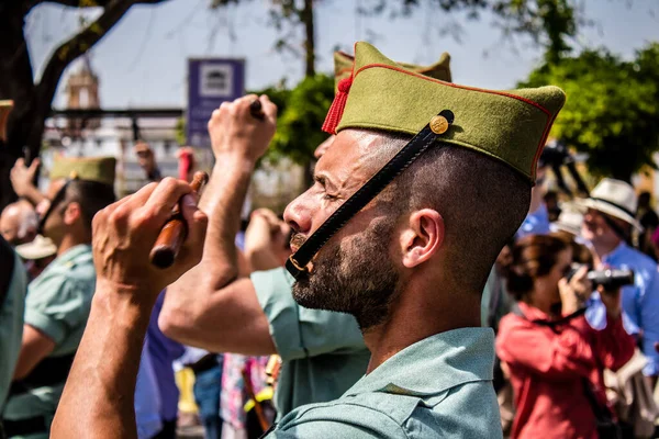 Seville, İspanya - 01 Mayıs 2022 İspanyol Lejyonu 'ndan profesyonel askerlerin geçidi, İspanyol Ordusu' nun bu askeri birliği Feria 'nın fırlatılması için Seville sokaklarında geçit töreni düzenliyor.