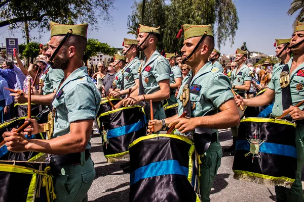 Seville, İspanya - 01 Mayıs 2022 İspanyol Lejyonu 'ndan profesyonel askerlerin geçidi, İspanyol Ordusu' nun bu askeri birliği Feria 'nın fırlatılması için Seville sokaklarında geçit töreni düzenliyor.