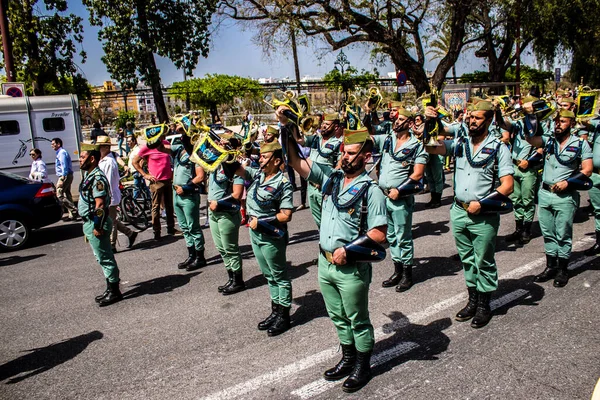 Seville, İspanya - 01 Mayıs 2022 İspanyol Lejyonu 'ndan profesyonel askerlerin geçidi, İspanyol Ordusu' nun bu askeri birliği Feria 'nın fırlatılması için Seville sokaklarında geçit töreni düzenliyor.