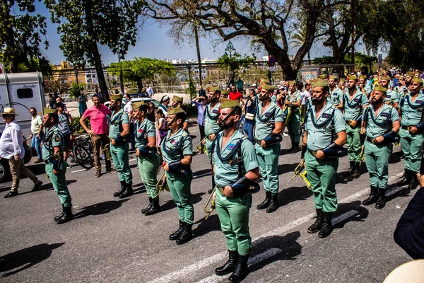 Seville, İspanya - 01 Mayıs 2022 İspanyol Lejyonu 'ndan profesyonel askerlerin geçidi, İspanyol Ordusu' nun bu askeri birliği Feria 'nın fırlatılması için Seville sokaklarında geçit töreni düzenliyor.