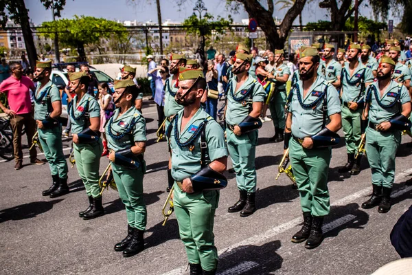 Seville, İspanya - 01 Mayıs 2022 İspanyol Lejyonu 'ndan profesyonel askerlerin geçidi, İspanyol Ordusu' nun bu askeri birliği Feria 'nın fırlatılması için Seville sokaklarında geçit töreni düzenliyor.