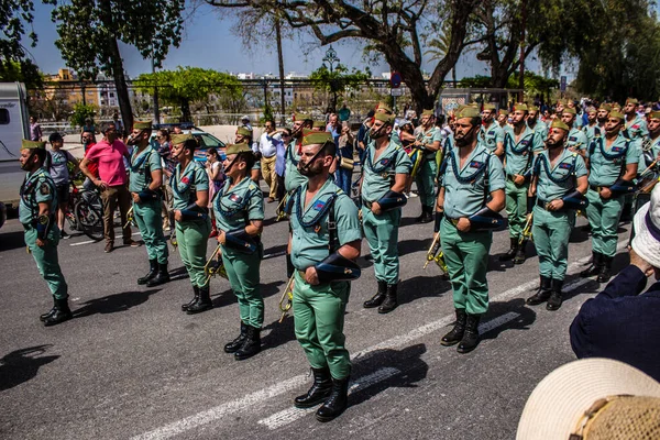 Seville, İspanya - 01 Mayıs 2022 İspanyol Lejyonu 'ndan profesyonel askerlerin geçidi, İspanyol Ordusu' nun bu askeri birliği Feria 'nın fırlatılması için Seville sokaklarında geçit töreni düzenliyor.