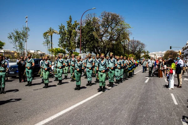 Seville, İspanya - 01 Mayıs 2022 İspanyol Lejyonu 'ndan profesyonel askerlerin geçidi, İspanyol Ordusu' nun bu askeri birliği Feria 'nın fırlatılması için Seville sokaklarında geçit töreni düzenliyor.