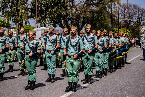 Seville, İspanya - 01 Mayıs 2022 İspanyol Lejyonu 'ndan profesyonel askerlerin geçidi, İspanyol Ordusu' nun bu askeri birliği Feria 'nın fırlatılması için Seville sokaklarında geçit töreni düzenliyor.