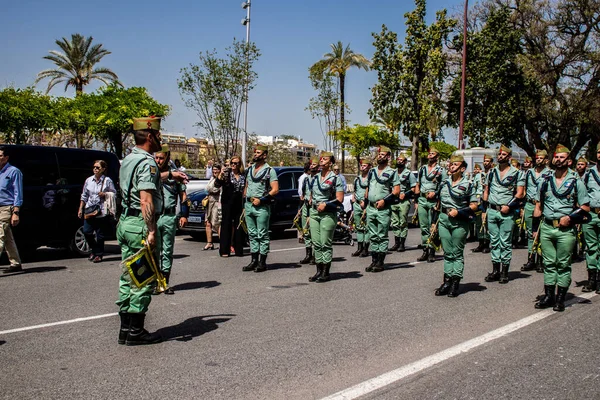 Seville, İspanya - 01 Mayıs 2022 İspanyol Lejyonu 'ndan profesyonel askerlerin geçidi, İspanyol Ordusu' nun bu askeri birliği Feria 'nın fırlatılması için Seville sokaklarında geçit töreni düzenliyor.