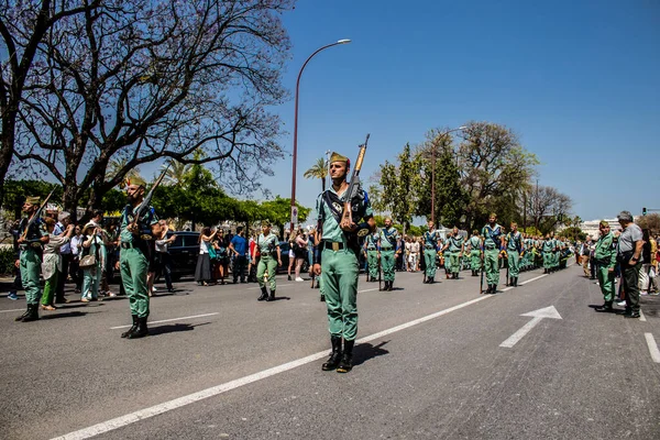Seville, İspanya - 01 Mayıs 2022 İspanyol Lejyonu 'ndan profesyonel askerlerin geçidi, İspanyol Ordusu' nun bu askeri birliği Feria 'nın fırlatılması için Seville sokaklarında geçit töreni düzenliyor.