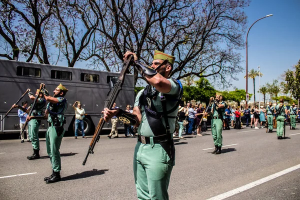 Seville, İspanya - 01 Mayıs 2022 İspanyol Lejyonu 'ndan profesyonel askerlerin geçidi, İspanyol Ordusu' nun bu askeri birliği Feria 'nın fırlatılması için Seville sokaklarında geçit töreni düzenliyor.
