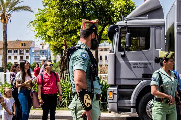 Seville, İspanya - 01 Mayıs 2022 İspanyol Lejyonu 'ndan profesyonel askerlerin geçidi, İspanyol Ordusu' nun bu askeri birliği Feria 'nın fırlatılması için Seville sokaklarında geçit töreni düzenliyor.