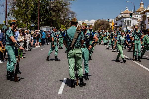 Seville, İspanya - 01 Mayıs 2022 İspanyol Lejyonu 'ndan profesyonel askerlerin geçidi, İspanyol Ordusu' nun bu askeri birliği Feria 'nın fırlatılması için Seville sokaklarında geçit töreni düzenliyor.