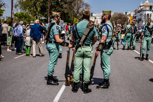 Seville, İspanya - 01 Mayıs 2022 İspanyol Lejyonu 'ndan profesyonel askerlerin geçidi, İspanyol Ordusu' nun bu askeri birliği Feria 'nın fırlatılması için Seville sokaklarında geçit töreni düzenliyor.