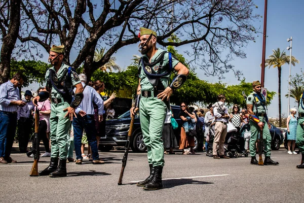 Seville, İspanya - 01 Mayıs 2022 İspanyol Lejyonu 'ndan profesyonel askerlerin geçidi, İspanyol Ordusu' nun bu askeri birliği Feria 'nın fırlatılması için Seville sokaklarında geçit töreni düzenliyor.