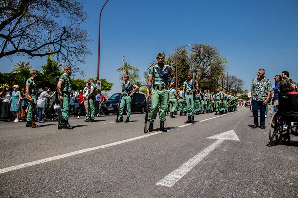 Seville, İspanya - 01 Mayıs 2022 İspanyol Lejyonu 'ndan profesyonel askerlerin geçidi, İspanyol Ordusu' nun bu askeri birliği Feria 'nın fırlatılması için Seville sokaklarında geçit töreni düzenliyor.