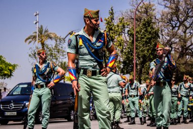 Seville, İspanya - 01 Mayıs 2022 İspanyol Lejyonu 'ndan profesyonel askerlerin geçidi, İspanyol Ordusu' nun bu askeri birliği Feria 'nın fırlatılması için Seville sokaklarında geçit töreni düzenliyor.