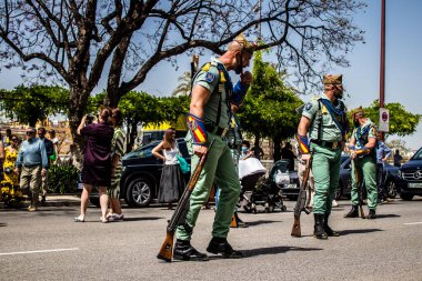 Seville, İspanya - 01 Mayıs 2022 İspanyol Lejyonu 'ndan profesyonel askerlerin geçidi, İspanyol Ordusu' nun bu askeri birliği Feria 'nın fırlatılması için Seville sokaklarında geçit töreni düzenliyor.
