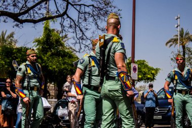 Seville, İspanya - 01 Mayıs 2022 İspanyol Lejyonu 'ndan profesyonel askerlerin geçidi, İspanyol Ordusu' nun bu askeri birliği Feria 'nın fırlatılması için Seville sokaklarında geçit töreni düzenliyor.