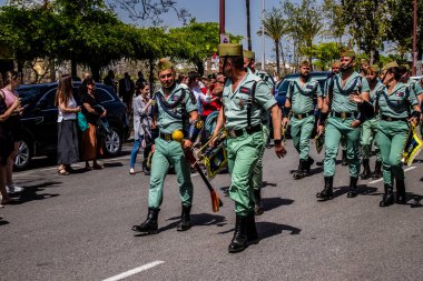 Seville, İspanya - 01 Mayıs 2022 İspanyol Lejyonu 'ndan profesyonel askerlerin geçidi, İspanyol Ordusu' nun bu askeri birliği Feria 'nın fırlatılması için Seville sokaklarında geçit töreni düzenliyor.