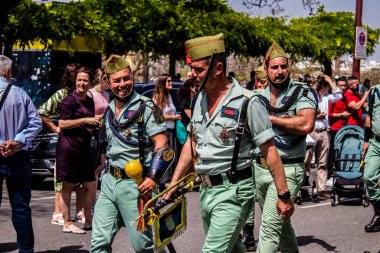 Seville, İspanya - 01 Mayıs 2022 İspanyol Lejyonu 'ndan profesyonel askerlerin geçidi, İspanyol Ordusu' nun bu askeri birliği Feria 'nın fırlatılması için Seville sokaklarında geçit töreni düzenliyor.
