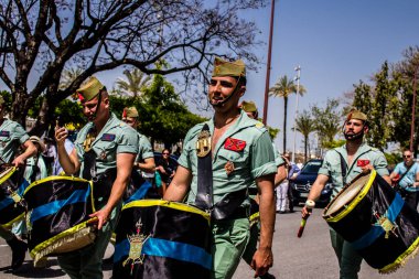 Seville, İspanya - 01 Mayıs 2022 İspanyol Lejyonu 'ndan profesyonel askerlerin geçidi, İspanyol Ordusu' nun bu askeri birliği Feria 'nın fırlatılması için Seville sokaklarında geçit töreni düzenliyor.