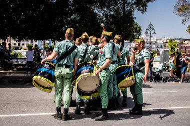 Seville, İspanya - 01 Mayıs 2022 İspanyol Lejyonu 'ndan profesyonel askerlerin geçidi, İspanyol Ordusu' nun bu askeri birliği Feria 'nın fırlatılması için Seville sokaklarında geçit töreni düzenliyor.