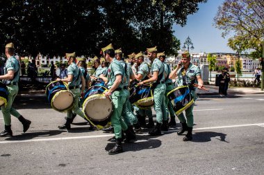 Seville, İspanya - 01 Mayıs 2022 İspanyol Lejyonu 'ndan profesyonel askerlerin geçidi, İspanyol Ordusu' nun bu askeri birliği Feria 'nın fırlatılması için Seville sokaklarında geçit töreni düzenliyor.