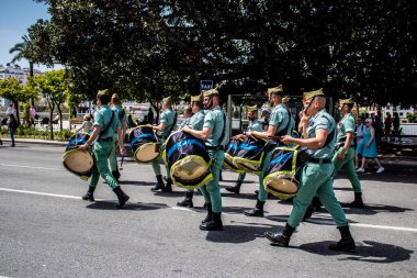 Seville, İspanya - 01 Mayıs 2022 İspanyol Lejyonu 'ndan profesyonel askerlerin geçidi, İspanyol Ordusu' nun bu askeri birliği Feria 'nın fırlatılması için Seville sokaklarında geçit töreni düzenliyor.
