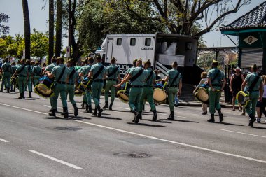 Seville, İspanya - 01 Mayıs 2022 İspanyol Lejyonu 'ndan profesyonel askerlerin geçidi, İspanyol Ordusu' nun bu askeri birliği Feria 'nın fırlatılması için Seville sokaklarında geçit töreni düzenliyor.